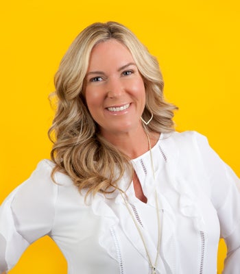 Portrait of Lesley Loehr, Broker/Agent.